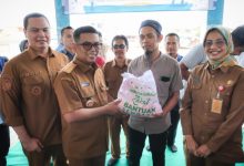 Gubernur Banten, Andra Soni memberikan bantuan ke nelayan Karangantu. Foto: Biro Adpim Banten