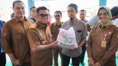 Gubernur Banten, Andra Soni memberikan bantuan ke nelayan Karangantu. Foto: Biro Adpim Banten