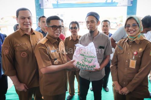 Gubernur Banten, Andra Soni memberikan bantuan ke nelayan Karangantu. Foto: Biro Adpim Banten