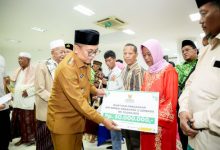 Gubernur Banten, Andra Soni menyalurkan bantuan sosial. Foto Biro Adpim Banten