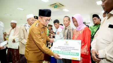 Gubernur Banten, Andra Soni menyalurkan bantuan sosial. Foto Biro Adpim Banten