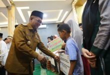 Andra Soni, Gubernur Banten menyerahkan santunan di Tangerang. Foto: Biro Adpim Banten