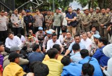 Gubernur Banten, Andra Soni menemui pendemo dari BEM Banten. Foto Biro Adpi Banten