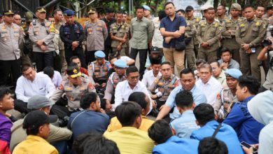 Gubernur Banten, Andra Soni menemui pendemo dari BEM Banten. Foto Biro Adpi Banten