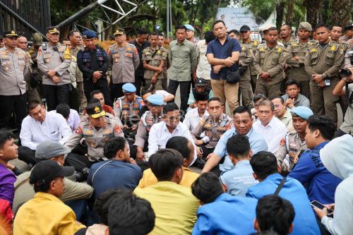 Gubernur Banten, Andra Soni menemui pendemo dari BEM Banten. Foto Biro Adpi Banten