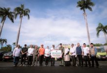 Gubernur Banten, Andra Soni menyerahkan bantuan finansial ke Sumbar. Foto Biro Adpim Banten