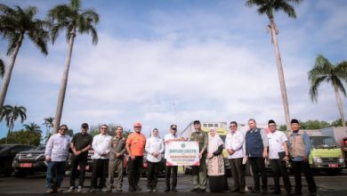 Gubernur Banten, Andra Soni menyerahkan bantuan finansial ke Sumbar. Foto Biro Adpim Banten