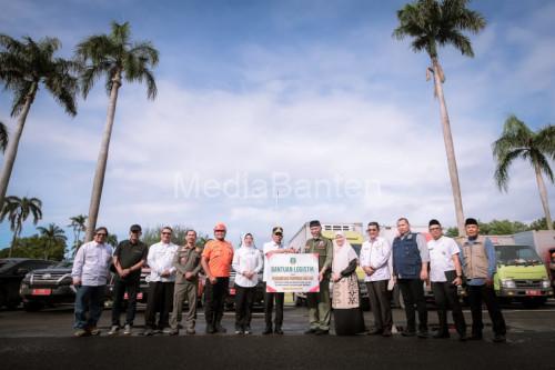 Gubernur Banten, Andra Soni menyerahkan bantuan finansial ke Sumbar. Foto Biro Adpim Banten