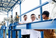 Gubernur Banten, Andra Soni meninjau operasional pintu air otomatis Bendung Sarakan. Foto Biro Adpim Banten