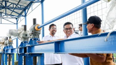 Gubernur Banten, Andra Soni meninjau operasional pintu air otomatis Bendung Sarakan. Foto Biro Adpim Banten