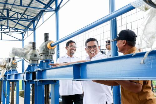 Gubernur Banten, Andra Soni meninjau operasional pintu air otomatis Bendung Sarakan. Foto Biro Adpim Banten