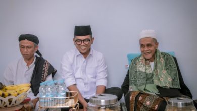 Andra Soni, Cagub Banten Nomor Urut 2 bersama salah satu ulama Banten. Foto: Yono