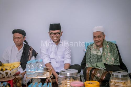 Andra Soni, Cagub Banten Nomor Urut 2 bersama salah satu ulama Banten. Foto: Yono