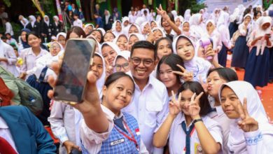 Gubernur Banten, Andra Soni bersama para siswa di Kota Gangsel. Foto: Biro Adpim Banten