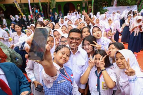 Gubernur Banten, Andra Soni bersama para siswa di Kota Gangsel. Foto: Biro Adpim Banten