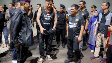 Gubenur Banten, Andra Soni di ruang ganti pemain Dewa United di BIS. Foto Biro Adpim Banten