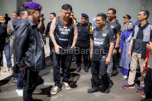 Gubenur Banten, Andra Soni di ruang ganti pemain Dewa United di BIS. Foto Biro Adpim Banten