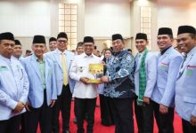 Gubernur Banten, Andra Soni dalam pengukuhan BKPRMI Banten. Foto Biro Adpim Banten