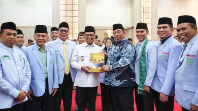 Gubernur Banten, Andra Soni dalam pengukuhan BKPRMI Banten. Foto Biro Adpim Banten