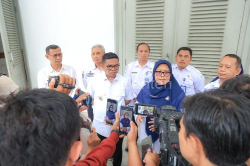 Gubernur Banten, Andra Soni sedang memberikan keterangan. Foto Biro Adpim Banten