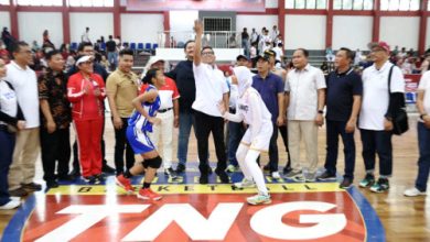 Gubernur Banten, Andra Soni membuka turnamen bola basket Tangerang. Foto: Biro Adpim Banten