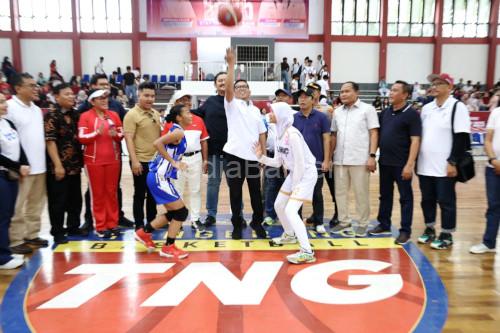Gubernur Banten, Andra Soni membuka turnamen bola basket Tangerang. Foto: Biro Adpim Banten