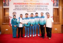 Gubernur Banten, Andra Soni menyerahkan bonus atlet berprestasi di Popnas dan Papernas. Foto Biro Adpim Banten