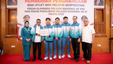 Gubernur Banten, Andra Soni menyerahkan bonus atlet berprestasi di Popnas dan Papernas. Foto Biro Adpim Banten