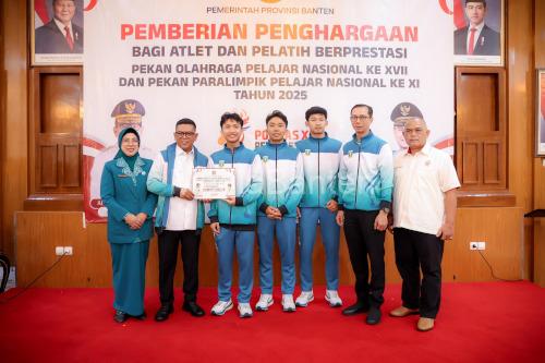 Gubernur Banten, Andra Soni menyerahkan bonus atlet berprestasi di Popnas dan Papernas. Foto Biro Adpim Banten