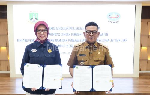 Penandatanganan kerjasama Pemprov Banten dan BPH Migas soal distriubis BBM Subsidi. Foto: Biro Adpim Banten