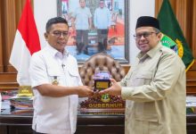 Gubernur Banten, Andra Soni dan Kepala BPJH, Ahmad Haikal Hasan. Foto Biro Adpim Banten