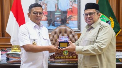 Gubernur Banten, Andra Soni dan Kepala BPJH, Ahmad Haikal Hasan. Foto Biro Adpim Banten