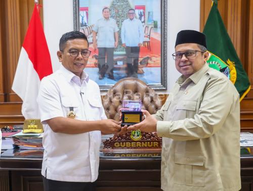 Gubernur Banten, Andra Soni dan Kepala BPJH, Ahmad Haikal Hasan. Foto Biro Adpim Banten