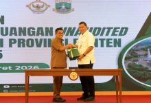 Gubernur Banten, Andra Soni menyerakan LKPD Unaudited 2025 ke BPK Perwakilan Banten. Foto Biro Adpim Pemprov Banten