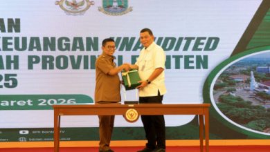 Gubernur Banten, Andra Soni menyerakan LKPD Unaudited 2025 ke BPK Perwakilan Banten. Foto Biro Adpim Pemprov Banten