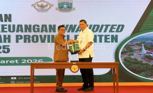 Gubernur Banten, Andra Soni menyerakan LKPD Unaudited 2025 ke BPK Perwakilan Banten. Foto Biro Adpim Pemprov Banten