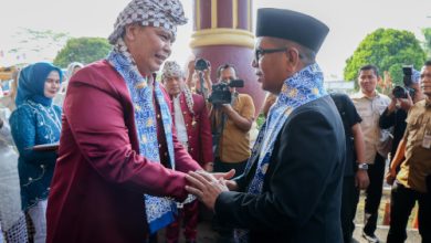 Gubernur Banten, Andra Soni bersama Wali Kota Serang, Budi Rustandi dalam HUT Kota Serang. Foto Biro Adpim Banten