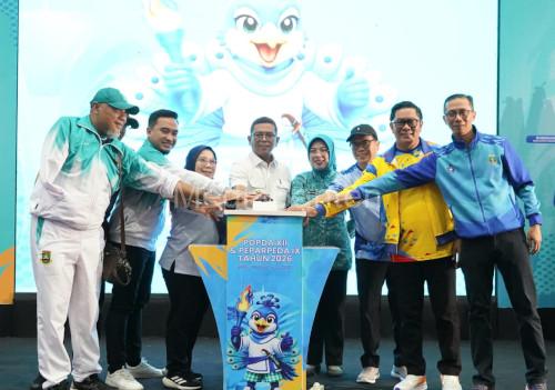 Gubernur Banten, Andra Soni membuka Praperda di Cilegon. foto Daeng Yusvin