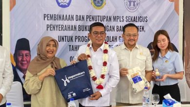 Gubernur Banten, Andra Soni menyerahkan buku tabungan. Foto: Istimewa