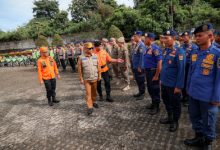 Gubernur Banten, Andra Soni memeriksa jajaran BNPB Banten. Foto Biro Adpim Banten