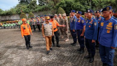 Gubernur Banten, Andra Soni memeriksa jajaran BNPB Banten. Foto Biro Adpim Banten