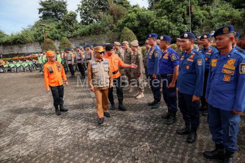 Gubernur Banten, Andra Soni memeriksa jajaran BNPB Banten. Foto Biro Adpim Banten