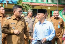 Gubernur Banten, Andra Soni bersama Buyung Tarmizi, Kepala SMA 56 Ciputat. Foto Biro Adpim Banten
