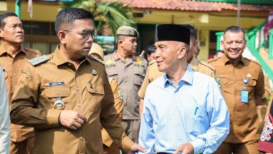 Gubernur Banten, Andra Soni bersama Buyung Tarmizi, Kepala SMA 56 Ciputat. Foto Biro Adpim Banten