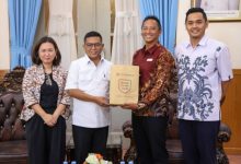 Gubernur Banten, Andra Soni saat menerima pengurus Cambridge School Indonesia. Foto Biro Adpim Banten