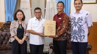 Gubernur Banten, Andra Soni saat menerima pengurus Cambridge School Indonesia. Foto Biro Adpim Banten