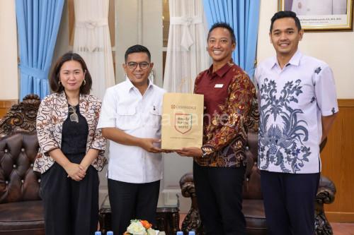 Gubernur Banten, Andra Soni saat menerima pengurus Cambridge School Indonesia. Foto Biro Adpim Banten