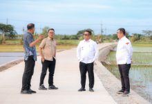 Gubernur Banten, Andra Soni mencek jalan desa hasil program Bang Andra. Foto: Biro Adpim Banten