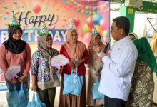 Gubernur Banten, Andra Soni berdialog dengan warga di Puskesmas Curug. Foto: Biro Adpim Banten