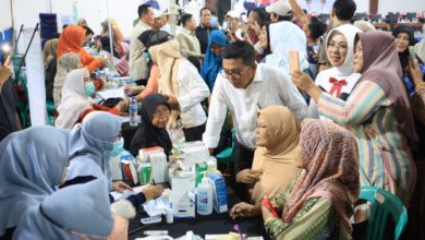 Gubernur Banten, Andra Soni hairi pelaksanaan Program Cek Kesehatan Gratis di Ciceri. Foto Biro Adpim Banten